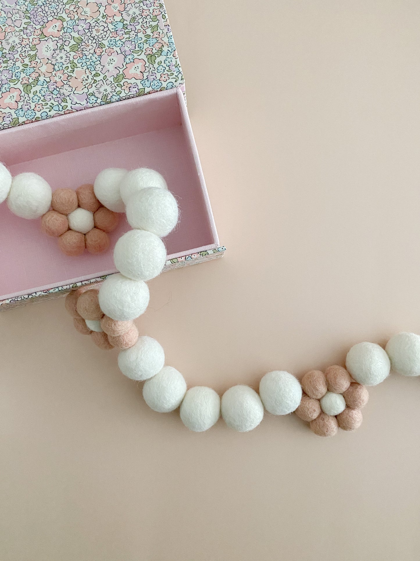 Pompom Daisy Garland - Ballet Pink