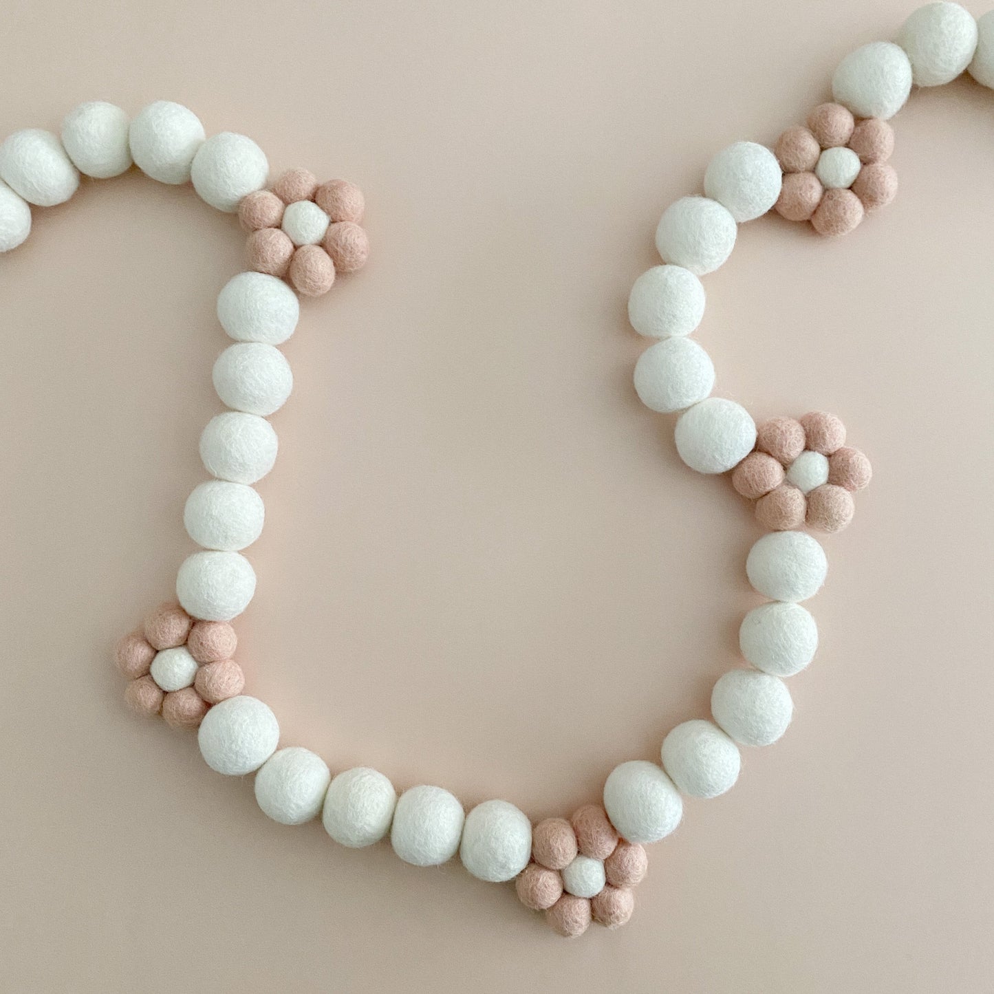 Pompom Daisy Garland - Ballet Pink