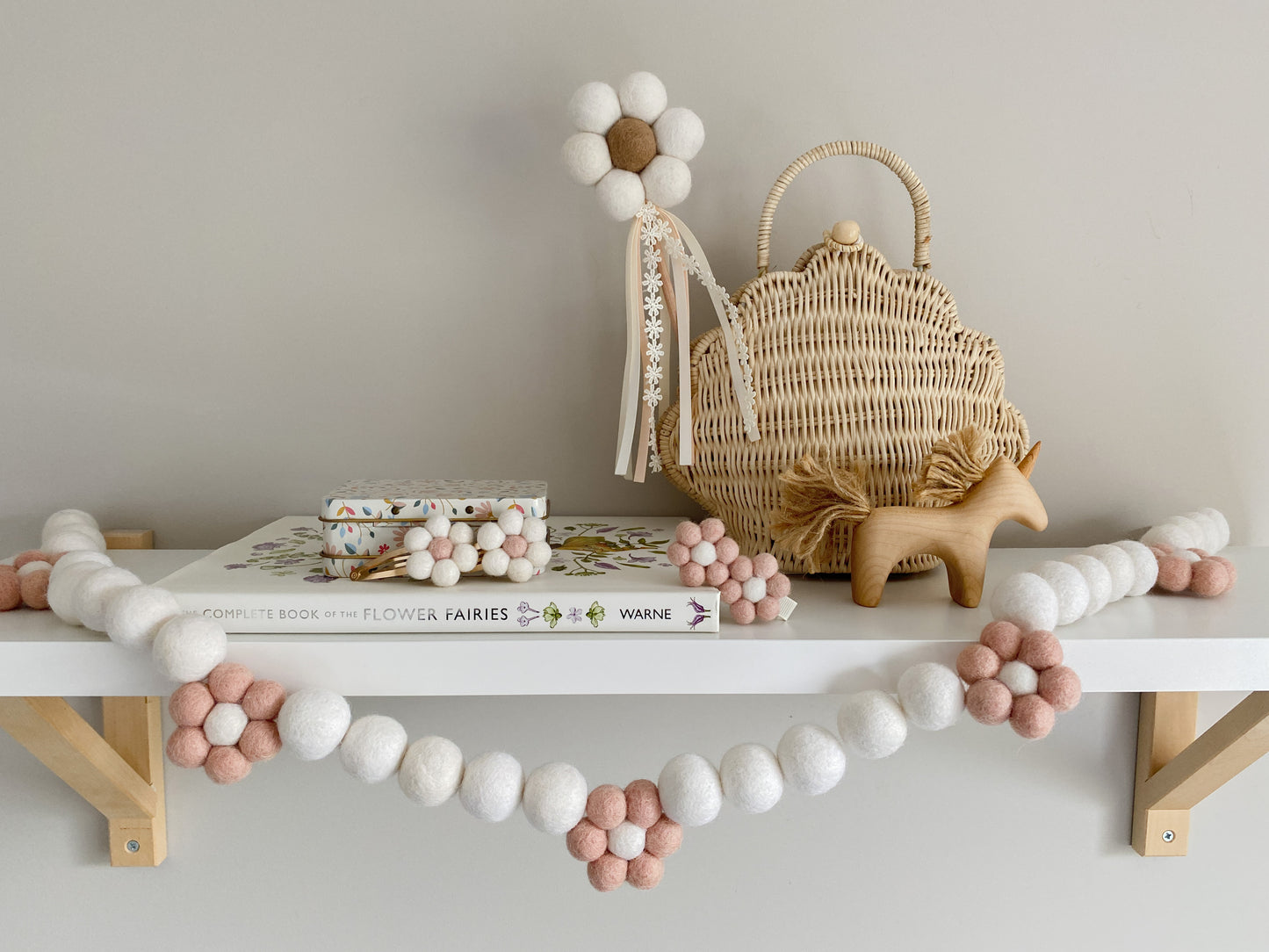 Pompom Daisy Garland - Ballet Pink