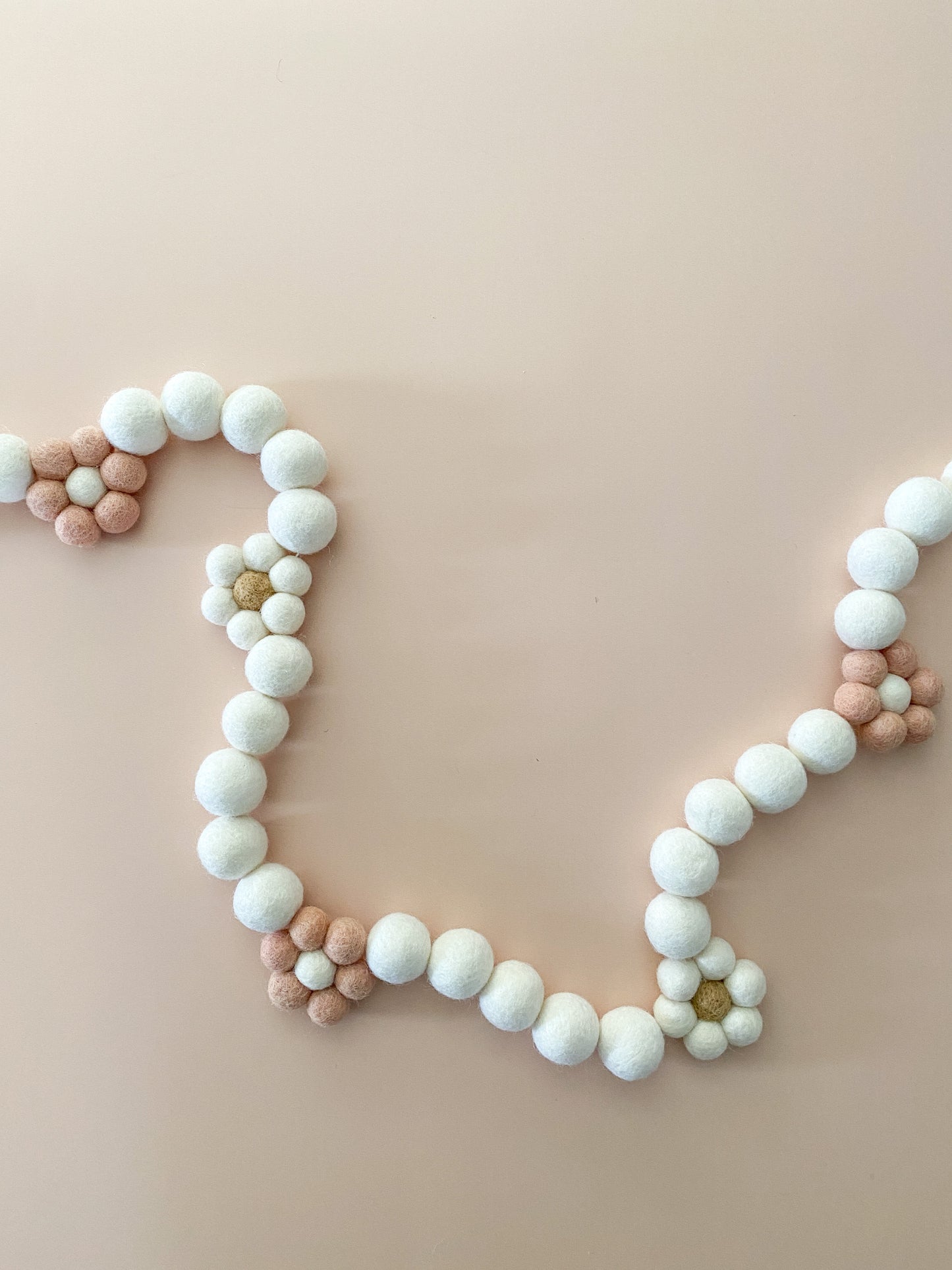 Pompom Daisy Garland - Neutral Love
