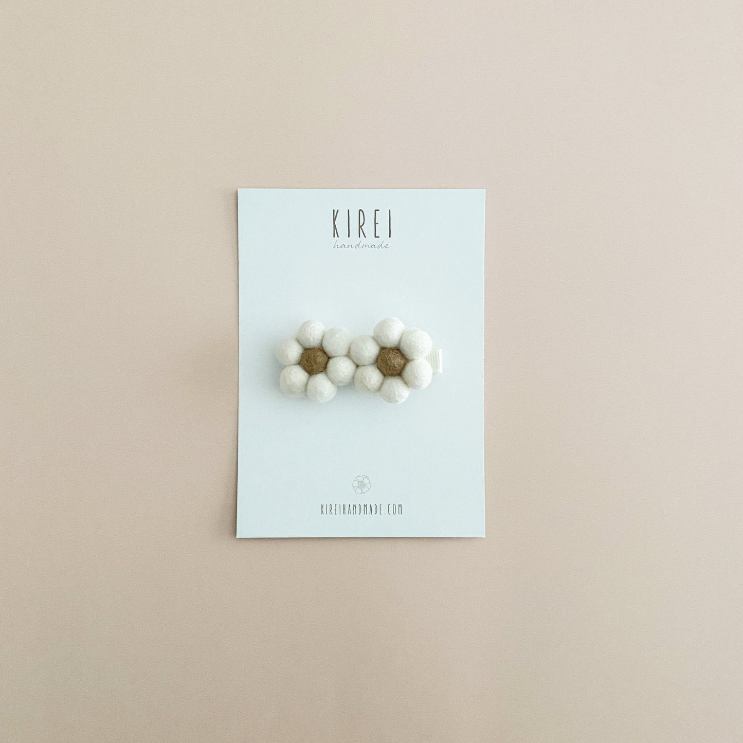 Pompom Daisy Bar Clip - Neutral